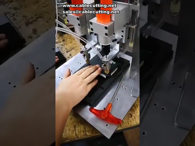 Автоматический станок для завинчивания метрических винтов и упорных винтов без головки